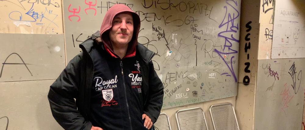 Er schläft unter der Autobahnbrücke am Breitenbachplatz. Zum Arbeiten fährt er nach Friedrichshain-Kreuzberg: Er sammelt Flaschen.