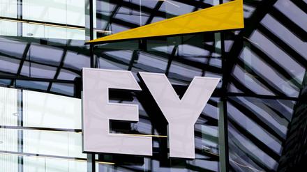Ernst &amp; Young (EY) gehört zu den sogenannten "Big Four", die Wirtschaftsprüfung und Beratung gleichermaßen anbieten.