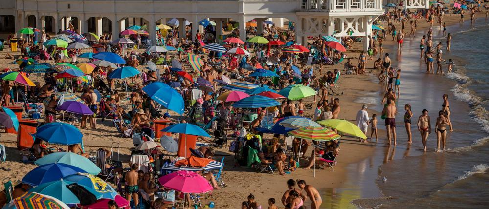 Badegäste an einem Strand im spanischen Cadiz.