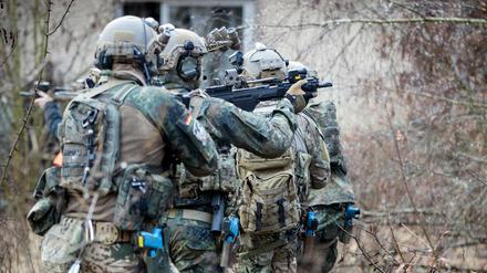 Bundeswehrsoldaten des Kommandos Spezialkräfte (KSK) trainieren den Häuserkampf. 