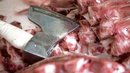 Gedämpfter Appetit. Eine Bürgerinitiative kritisiert seit Jahren die Bedingungen in der Schlachterei im Kreis Dahme-Spreewald – für Tiere und Mitarbeiter. Nun gibt es den zehnten Corona-Fall dort seit Anfang Juni.
