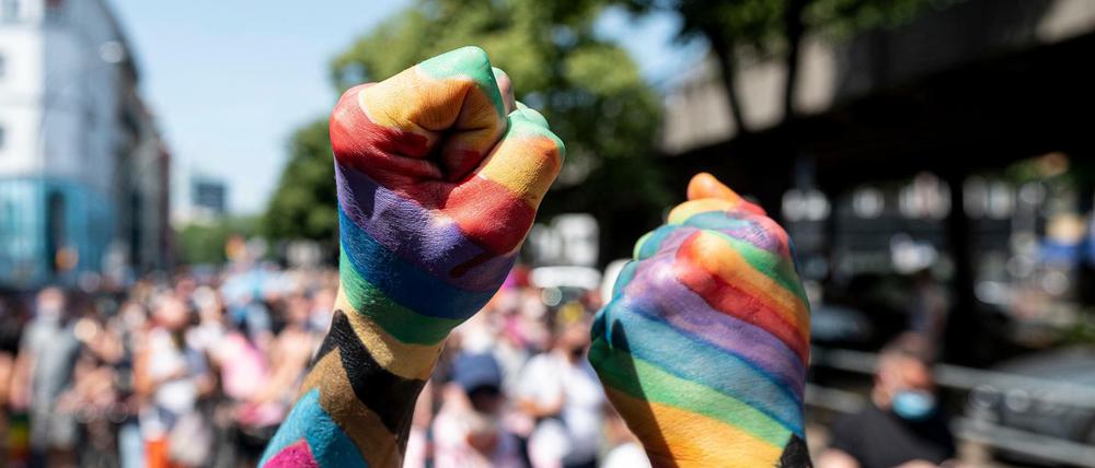 Zwei Teilnehmer der «Pride Berlin: Save our Community, Save our Pride» halten ihre Faust in die Höhe.