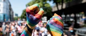 Zwei Teilnehmer der «Pride Berlin: Save our Community, Save our Pride» halten ihre Faust in die Höhe.