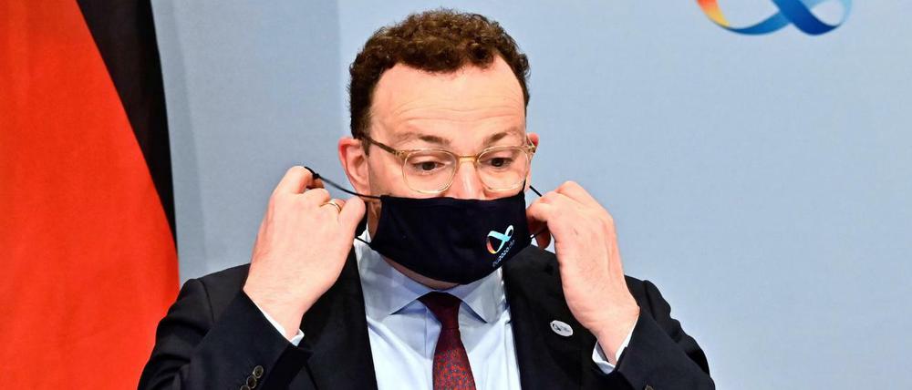Jens Spahn (CDU), Bundesgesundheitsminister, nimmt zu Beginn einer Videokonferenz der EU-Gesundheitsminister seinen Mundschutz mit einem Logo der deutschen EU-Ratspräsidentschaft 2020 ab.