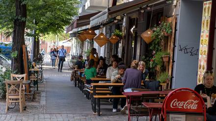 Wer in einem Restaurant isst, oder in eine Bar geht, muss seine Kontaktdaten in eine Liste eintragen.