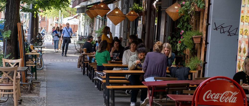Wer in einem Restaurant isst, oder in eine Bar geht, muss seine Kontaktdaten in eine Liste eintragen.