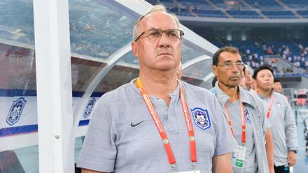 Bankangestellte: Uli Stielike und sein Trainerteam beim chinesischen Erstligisten Tianjin Teda.