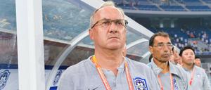 Bankangestellte: Uli Stielike und sein Trainerteam beim chinesischen Erstligisten Tianjin Teda.