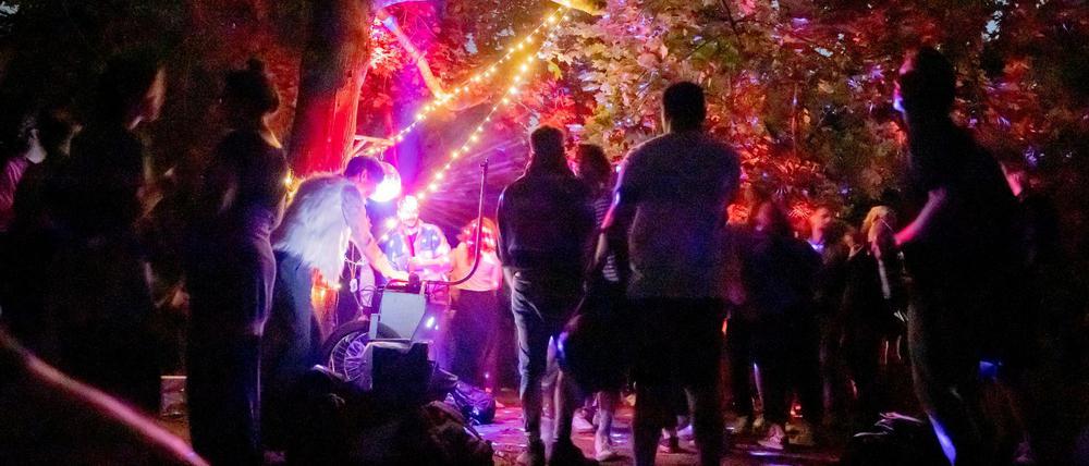 Menschen feiern im Volkspark Hasenheide eine illegale Party.