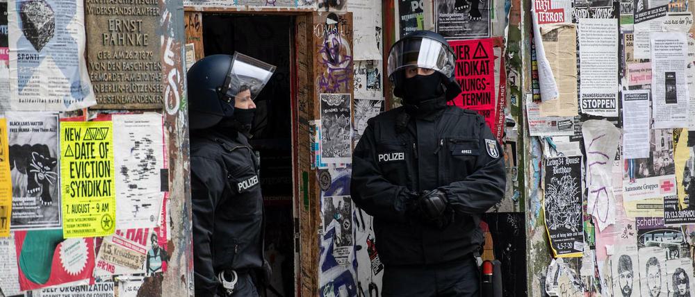 Polizeibeamte stehen im Eingang eines Hauses in der Rigaer Straße. Seit dem frühen Morgen durchsuchen rund 200 Einsatzkräften Wohnungen eines linken Wohnprojektes an der Rigaer Straße. Wie die Polizei am Donnerstag mitteilte, durchsuchte sie mehrere Wohnungen in der Rigaer 94.