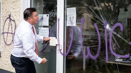 Andreas Geisel (SPD), Senator für Inneres und Sport in Berlin, geht aus seinem beschädigten Bürgerbüro.