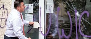 Andreas Geisel (SPD), Senator für Inneres und Sport in Berlin, geht aus seinem beschädigten Bürgerbüro.