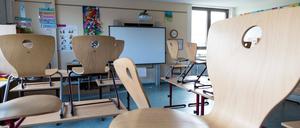 Nicht mehr lange. Wo jetzt noch die Stühle auf den Tischen stehen und bestenfalls Reinigungskräfte, Bauleute und Hausmeister durch die Gänge eilen, sollen sich vom 10. August an wieder Schüler begegnen.