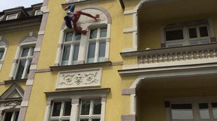 Überraschender Besucher an einer Villenfassade in der Lichterfelder Ringstraße.