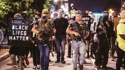 Demonstranten bringen Gewehre zu den Protesten in Richmond mit. 