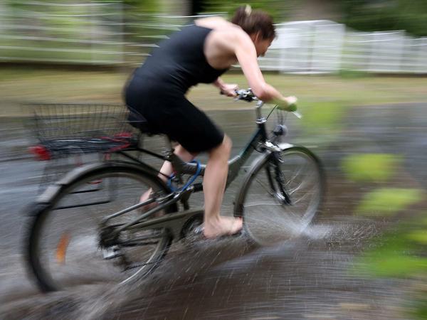 Donnerwetter: Der Radcomputer hat unseren Kolumnisten oft vor Nassen Füßen bewahrt.