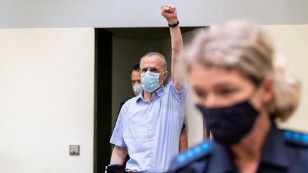 Der Hauptangeklagte reckt die Faust. Den von der Türkei verfolgten Kommunisten verurteilten die Richter in München zu mehr als sechs Jahren Haft.