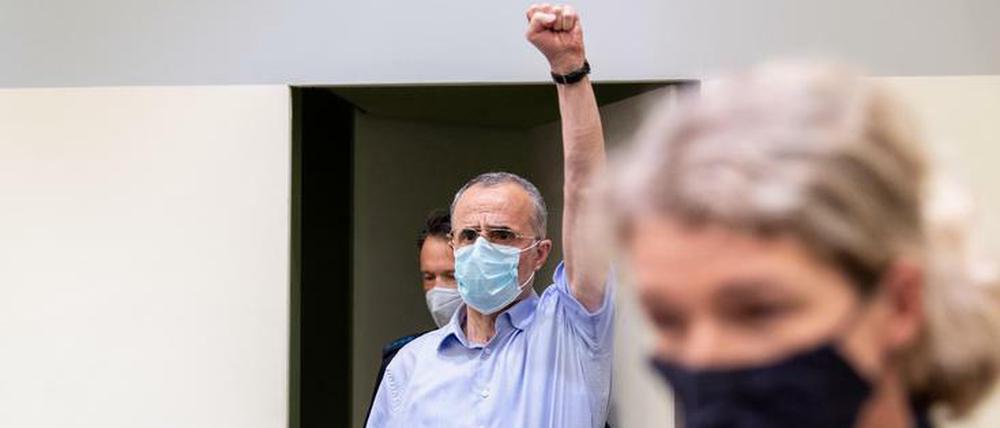 Der Hauptangeklagte reckt die Faust. Den von der Türkei verfolgten Kommunisten verurteilten die Richter in München zu mehr als sechs Jahren Haft.