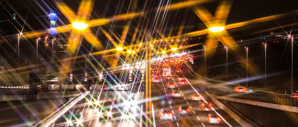 Schnellverkehr. Zu hohes Tempo ist eine der Hauptursachen für schwere Unfälle. Doch die erhöhten Strafen für Raser sind wegen eines Formfehlers vorerst ausgesetzt.