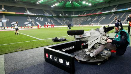 Sky und DAZN teilen sich die Live-Übertragung der Bundesliga-Spiele fast komplett auf.