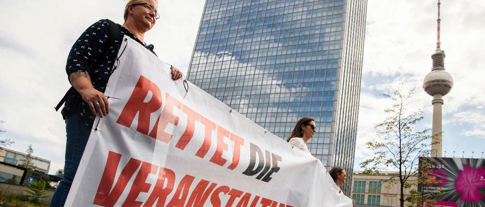 Besonders stark von Einschränkungen betroffen ist die Veranstaltungsbranche - hier ein Protest in Berlin vor einer Woche.