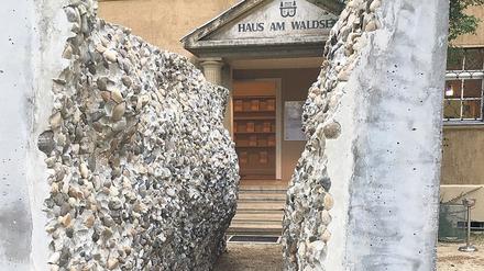 Hohle Gasse: Werkstück oder Skulptur, die beiden Betonteile rahmen den Eingang zum Haus am Waldsee.
