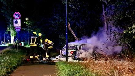 Das Auto kam von der Straße ab und prallte gegen einen Baum.