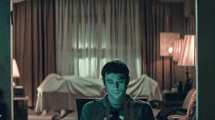 Yakov (Dave Davis) soll eine Totenwache abhalten, in der längsten Nacht seines Lebens.