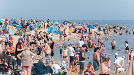 Zahlreiche Strandbesucher sind bei sommerlichen Temperaturen. Abstand halten ist hier eher schwierig.