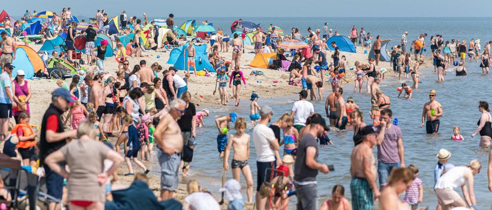 Zahlreiche Strandbesucher sind bei sommerlichen Temperaturen. Abstand halten ist hier eher schwierig.