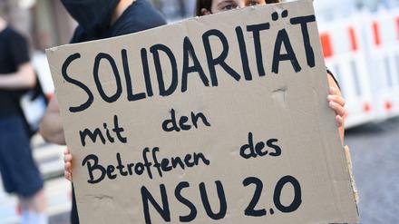 Nicht allein. Die Betroffenen des sogenannten "NSU 2.0" erfuhren zuletzt viel Solidarität.