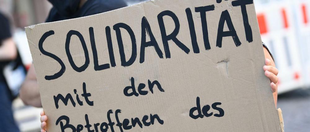 Nicht allein. Die Betroffenen des sogenannten "NSU 2.0" erfuhren zuletzt viel Solidarität.