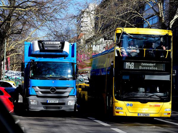 Durch diese hohle Gasse: Ein BVG-Bus zwängt sich an einem Lastwagen vorbei, der die Busspur in der Potsdamer Straße blockiert.