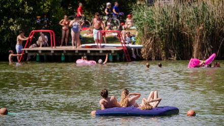 Badeseen sind im Corona-Sommer besonders beliebt, da sie oft ohne vorab gebuchtes Ticket zugänglich sind.