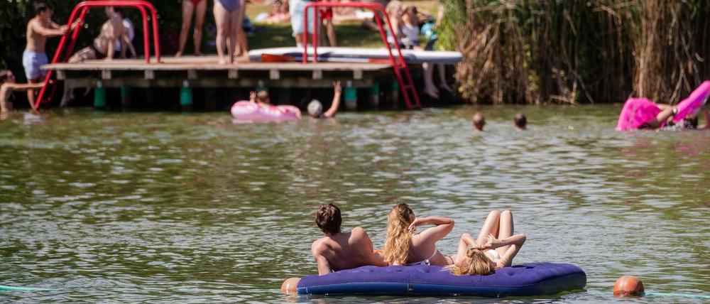Badeseen sind im Corona-Sommer besonders beliebt, da sie oft ohne vorab gebuchtes Ticket zugänglich sind.