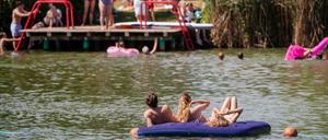 Badeseen sind im Corona-Sommer besonders beliebt, da sie oft ohne vorab gebuchtes Ticket zugänglich sind.
