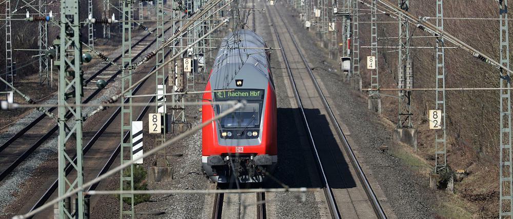 Ein Regionalexpress fährt in Leverkusen über die Bahnstrecke Köln nach Düsseldorf.