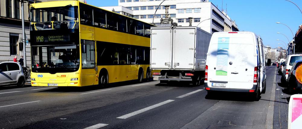 Blockiert. Wegen parkender Autos muss die BVG immer wieder Bus- und Tramlinien unterbrechen.