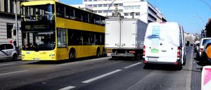 Blockiert. Wegen parkender Autos muss die BVG immer wieder Bus- und Tramlinien unterbrechen.