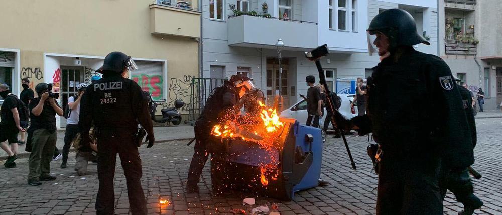 Bei der linken Demonstration im Neuköllner Schillerkiez kommt es zu Ausschreitungen. 