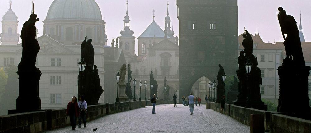 Die Karlsbrücke in Prag (Archivbild) gehört derzeit wieder den Einheimischen.