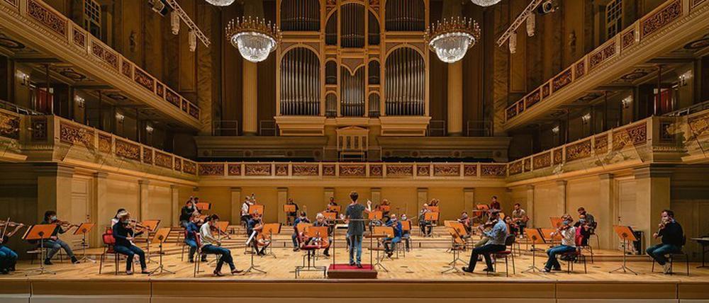 Auch auf der Bühne heißt es dieser Tage: Abstand. Musiker Mitte Juni bei einer Probe im Konzerthaus am Gendarmenmarkt.