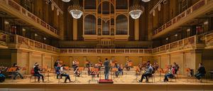 Auch auf der Bühne heißt es dieser Tage: Abstand. Musiker Mitte Juni bei einer Probe im Konzerthaus am Gendarmenmarkt.