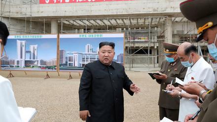 Kim Jong Un beim PR-Termin mit Zigarette. 