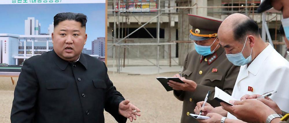 Kim Jong Un beim PR-Termin mit Zigarette.