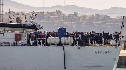 Migranten aus Tunesien kommen in Porto Empedocle an Bord von zwei Militärschiffen an.