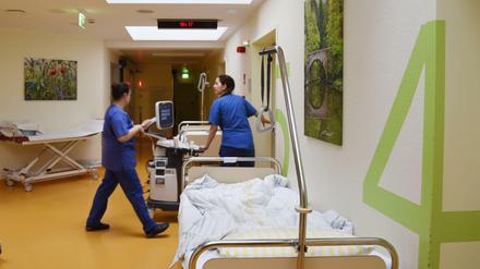 Länger arbeiten, gleicher Lohn: In zehn katholischen Krankenhäusern im Westen Berlins wird das jetzt so im Tarifvertrag festgeschrieben. (Symbolbild)