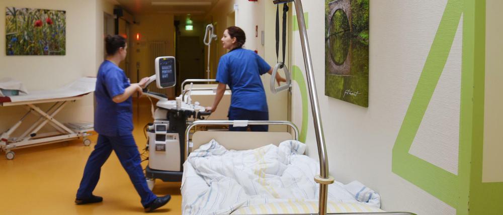 Länger arbeiten, gleicher Lohn: In zehn katholischen Krankenhäusern im Westen Berlins wird das jetzt so im Tarifvertrag festgeschrieben. (Symbolbild)