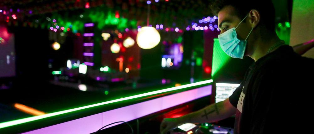 DJ mit Mundschutz. Die Veranstaltungsbranche steht in er Pandemie unter Druck.