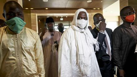 Imam Mahmoud Dicko (Mitte) versteht sich als moralische Instanz des Landes.